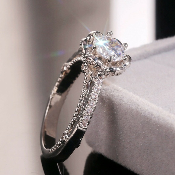 Elegant 925 Silver Round Cut White Sapphire Ring - Picture 5 of 5